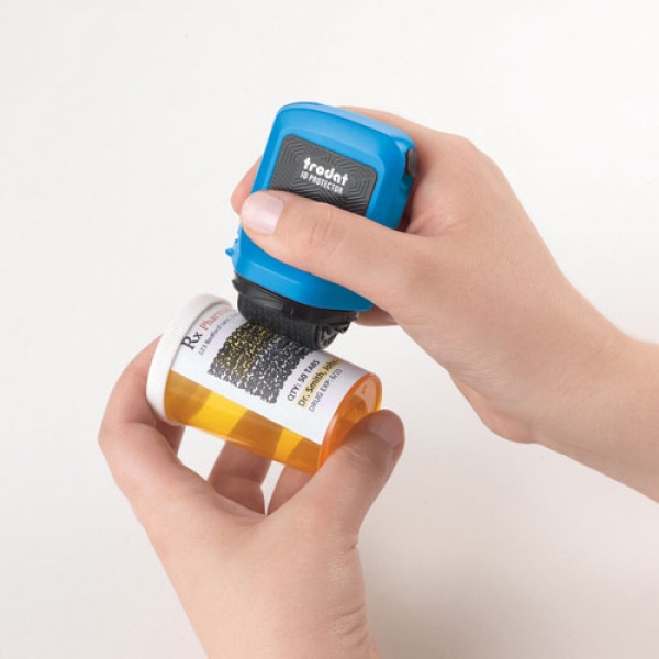 Sello de protección de datos de la marca Trodat azul: datos de estampado en un frasco de medicamento